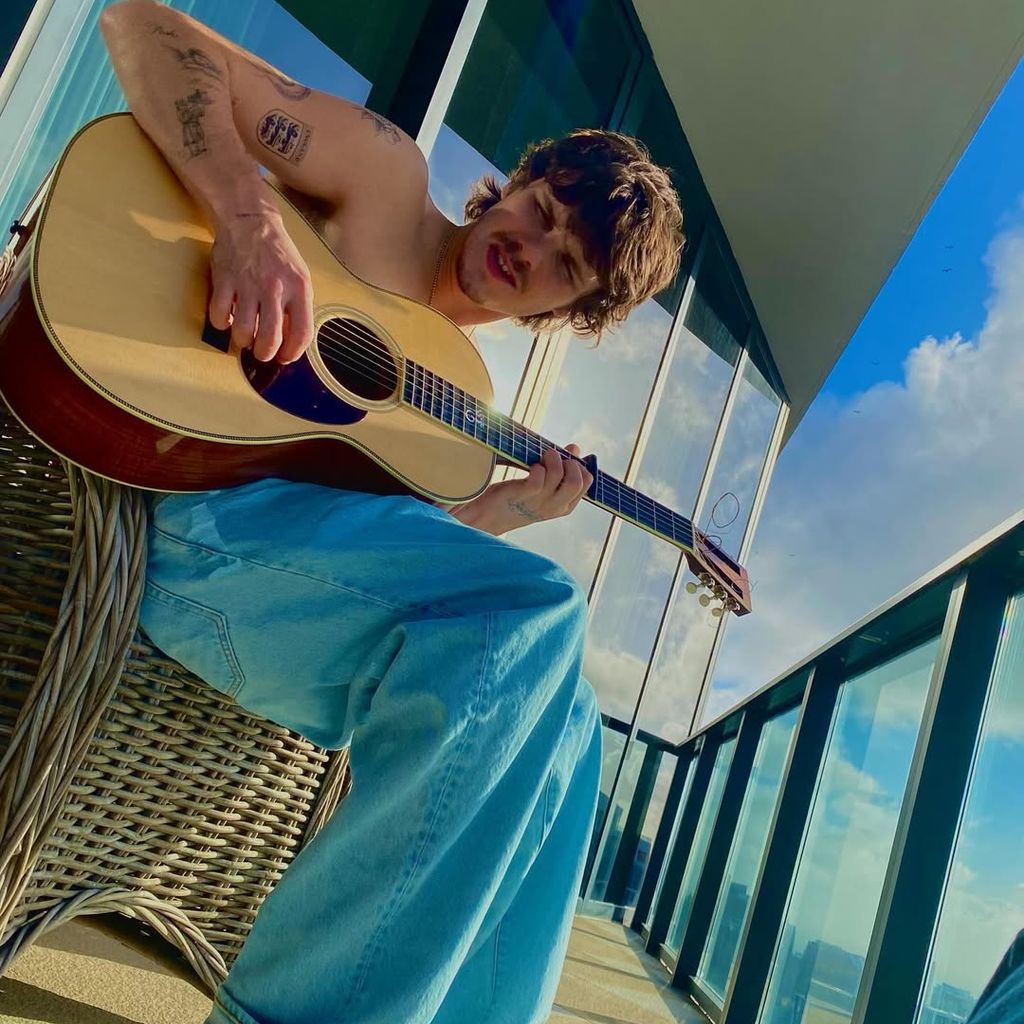 Cruz Beckham spielt an Weihnachten Gitarre