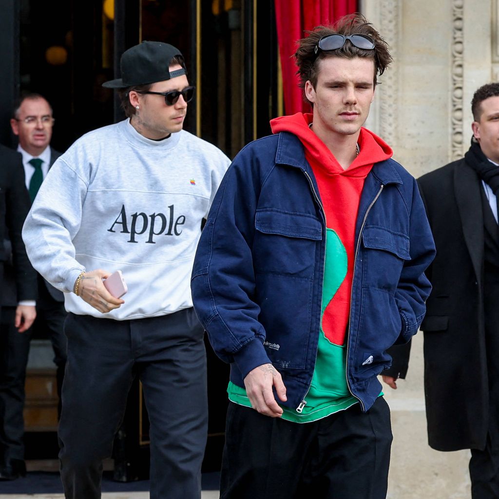 Cruz und Brooklyn Beckham bei der Fashion Week in Paris, 2024