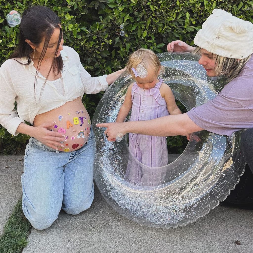 Crystal Leigh und Michael Clifford mit ihrer Tochter, Juli 2025