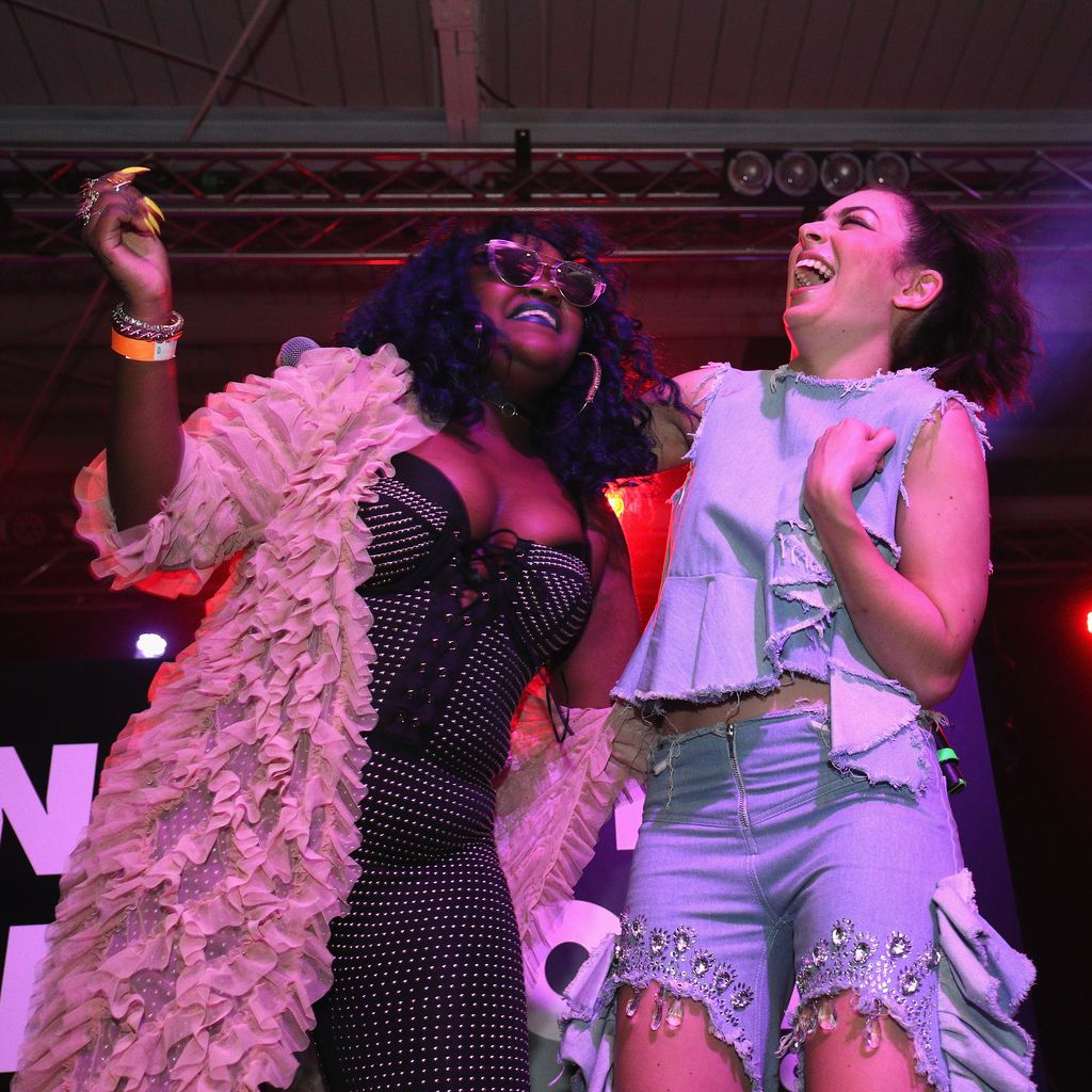 CupcakKe und Charli XCX bei einem Konzert in New York