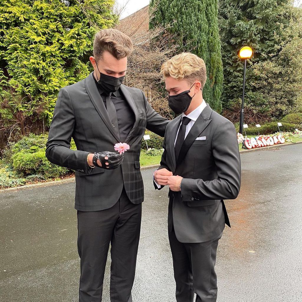 Curtis und AJ Pritchard bei der Beerdigung ihrer Großmutter, Dezember 2020