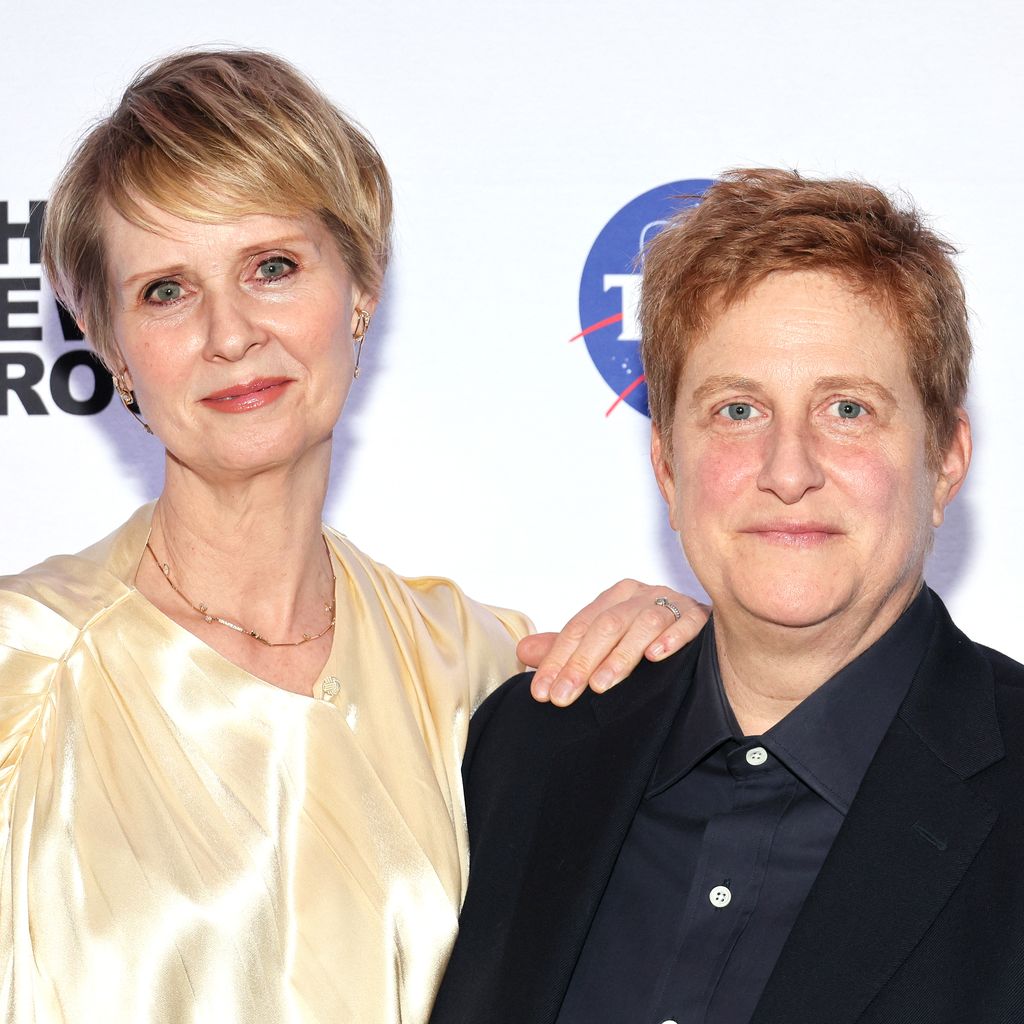 Cynthia Nixon mit Ehefrau Christine Marinoni bei einer Gala, 2024