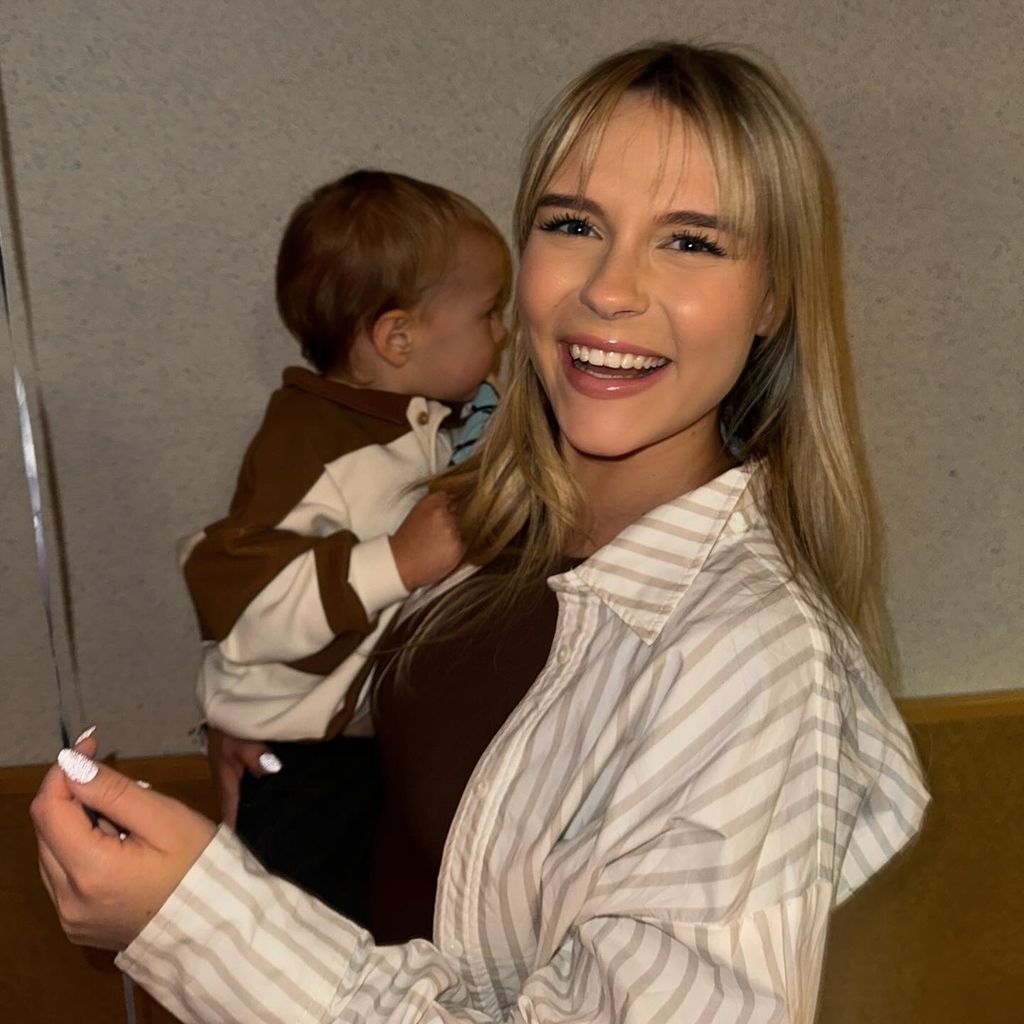 Dagi Bee mit Sohn Nelio auf dem Arm