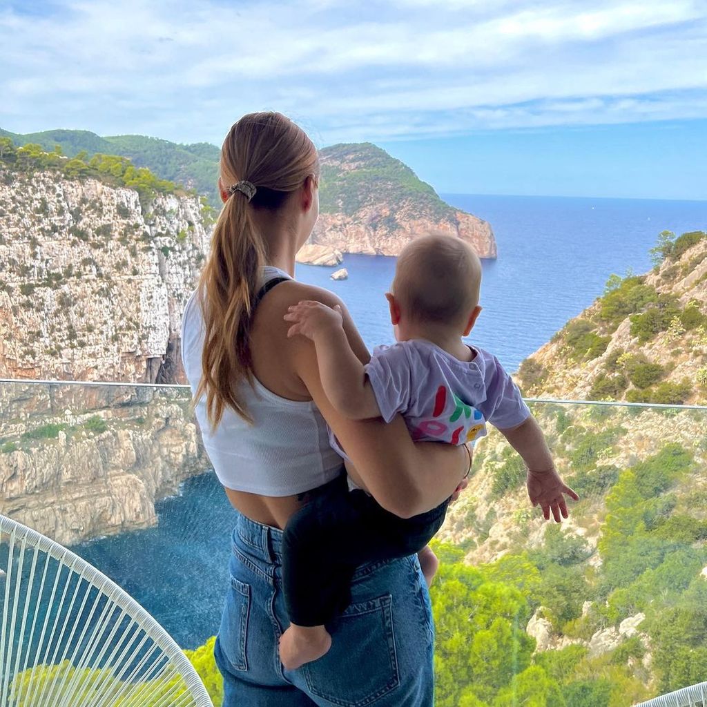 Dagi Bee mit ihrem Sohn, September 2022