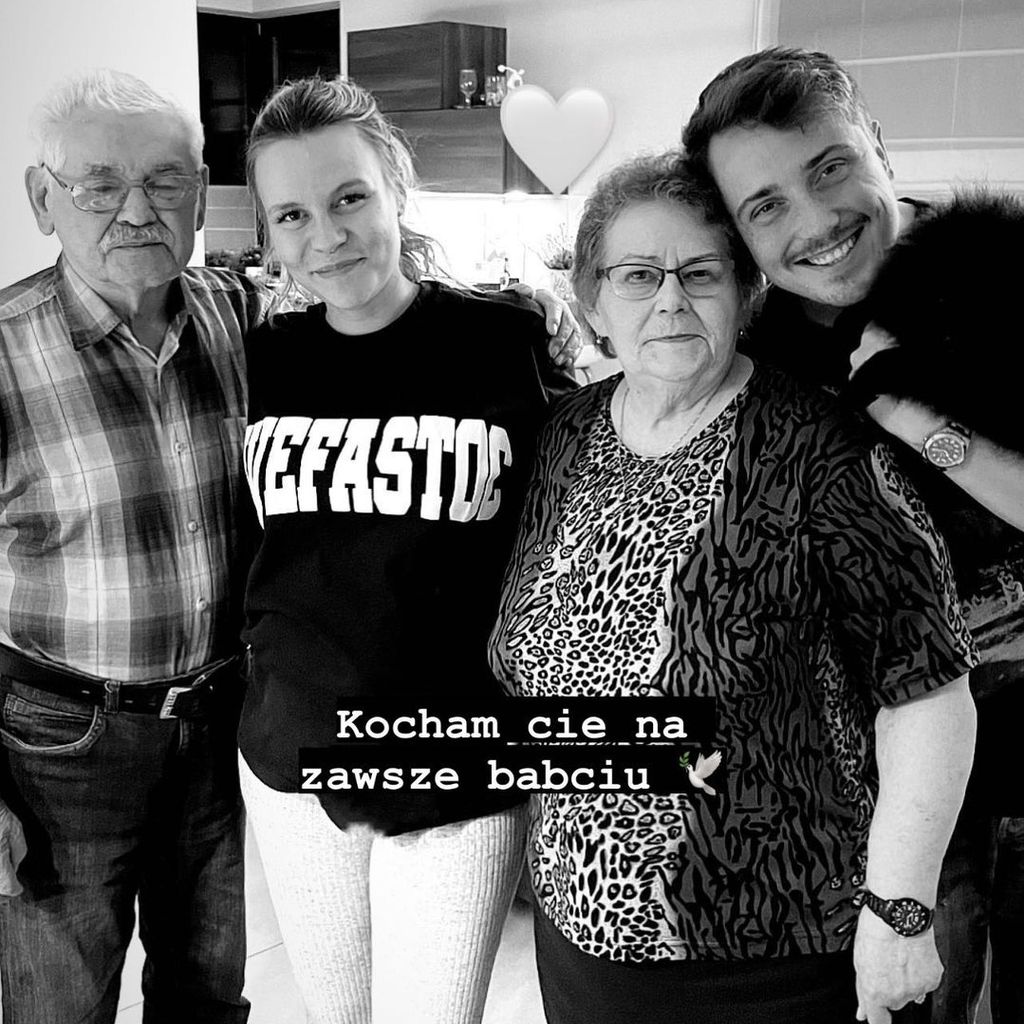 Dagi Bee mit ihren Großeltern und Eugen Kazakov, 2021
