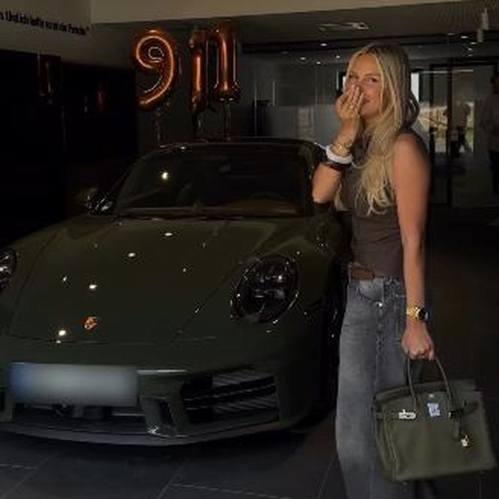 Dagi Bee mit ihrer Birkin-Bag vor ihrem neuen Porsche, Juli 2026