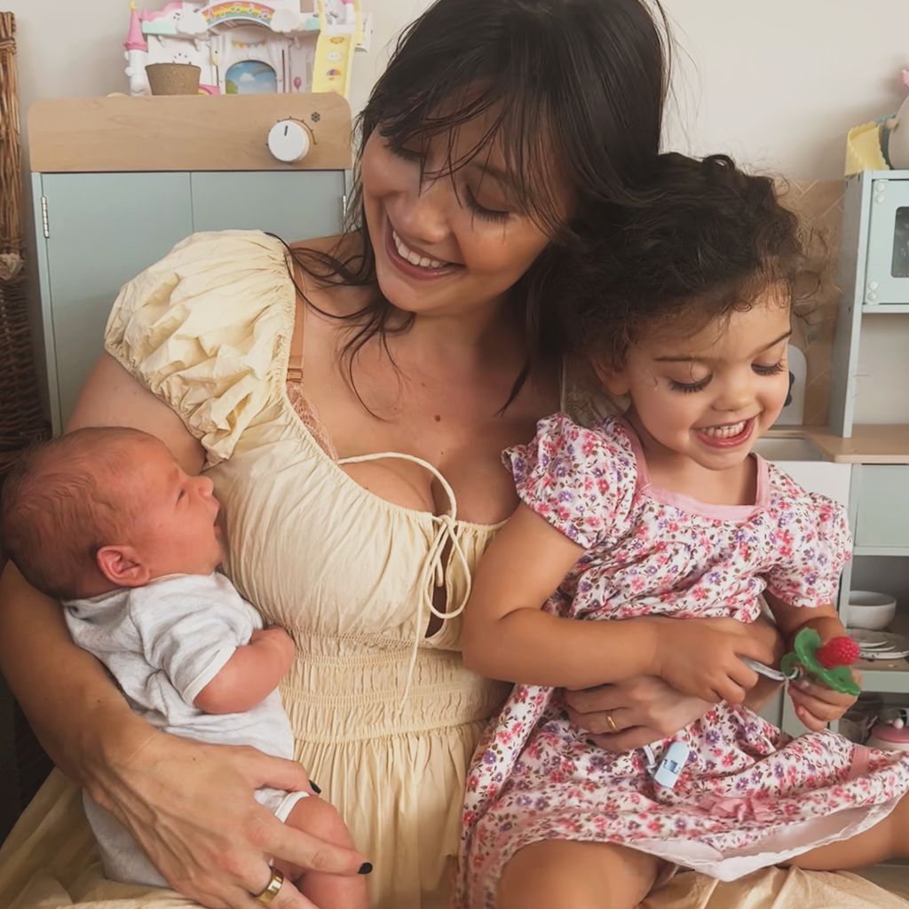 Daisy Lowe mit ihren zwei Kindern Eddie Red und Ivy Love