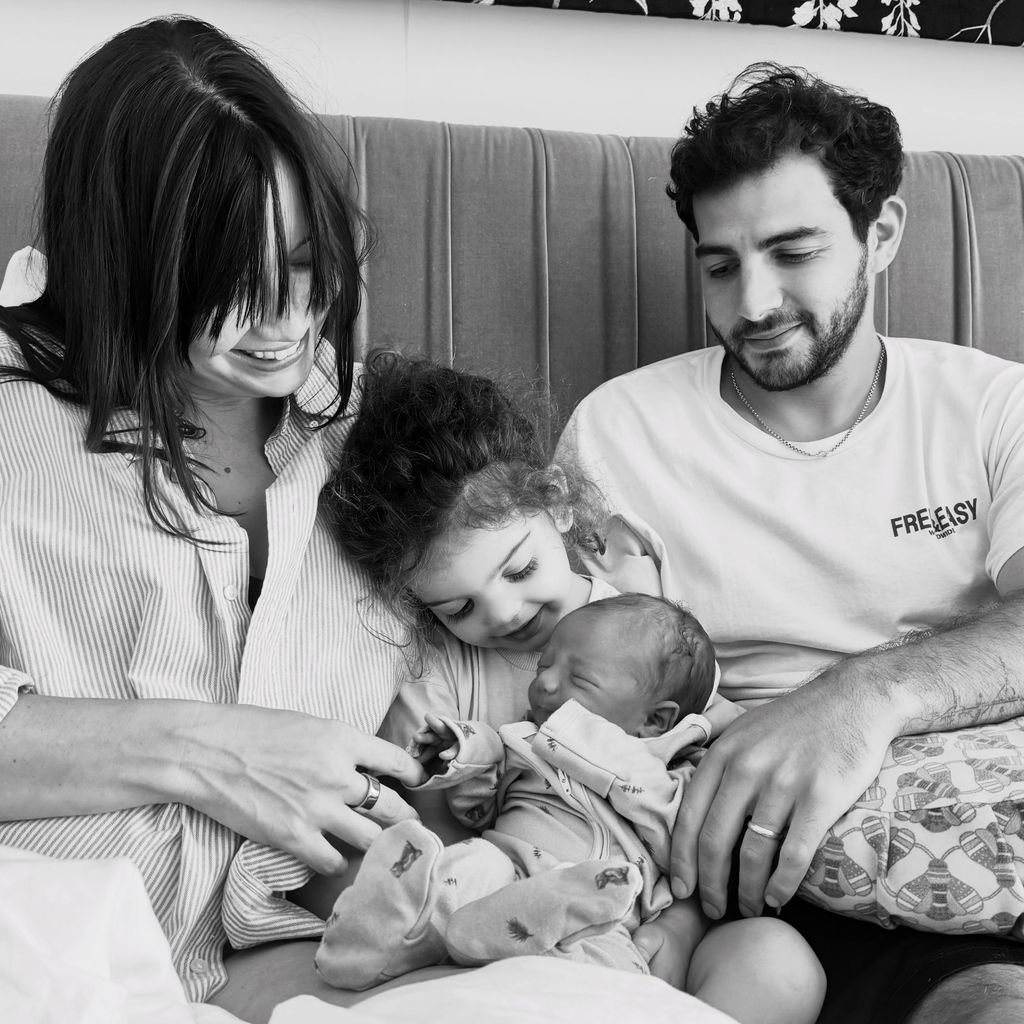 Daisy Lowe, Jordan Saul und Tochter Ivy mit ihrem Neugeborenen, August 2026