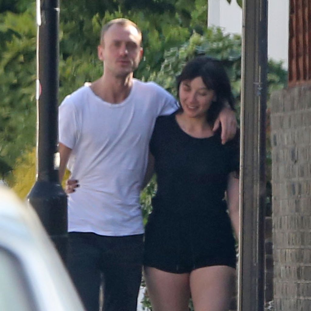 Daisy Lowe mit dem Musiker Christian Langdon