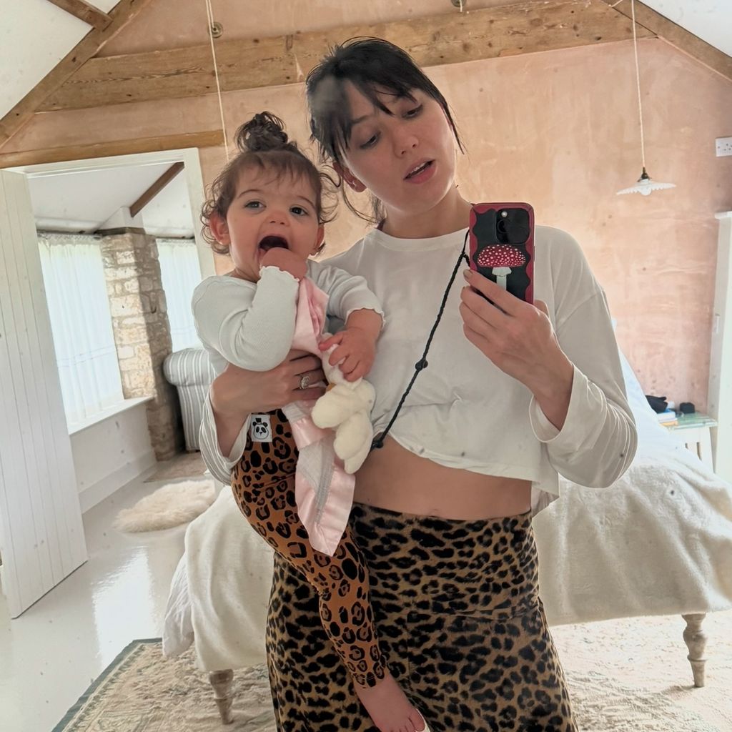 Daisy Lowe mit ihrer Tochter Ivy, 2024
