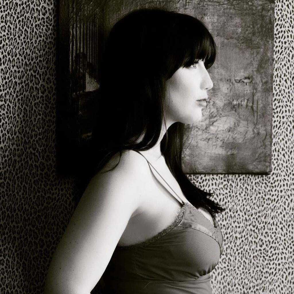 Daisy Lowe hält ihren Babybauch