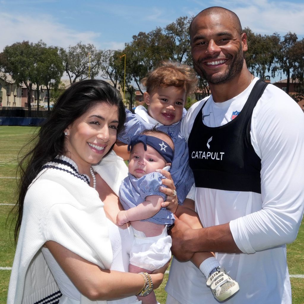 Dak Prescott mit seiner Frau Sarah Jane Ramos und seinen Töchtern, Juli 2025