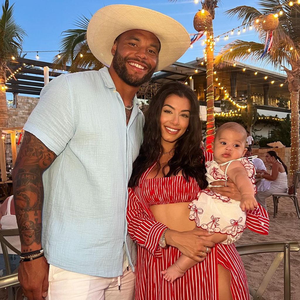 Dak Prescott mit seiner Partnerin Sarah Jane und ihrem Baby
