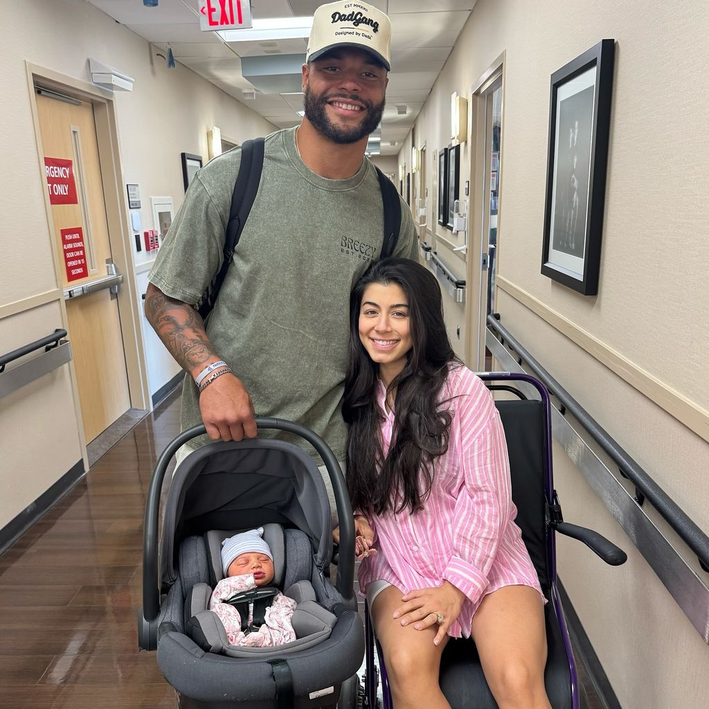 Dak Prescott und Sarah Jane Ramos mit ihrer Tochter