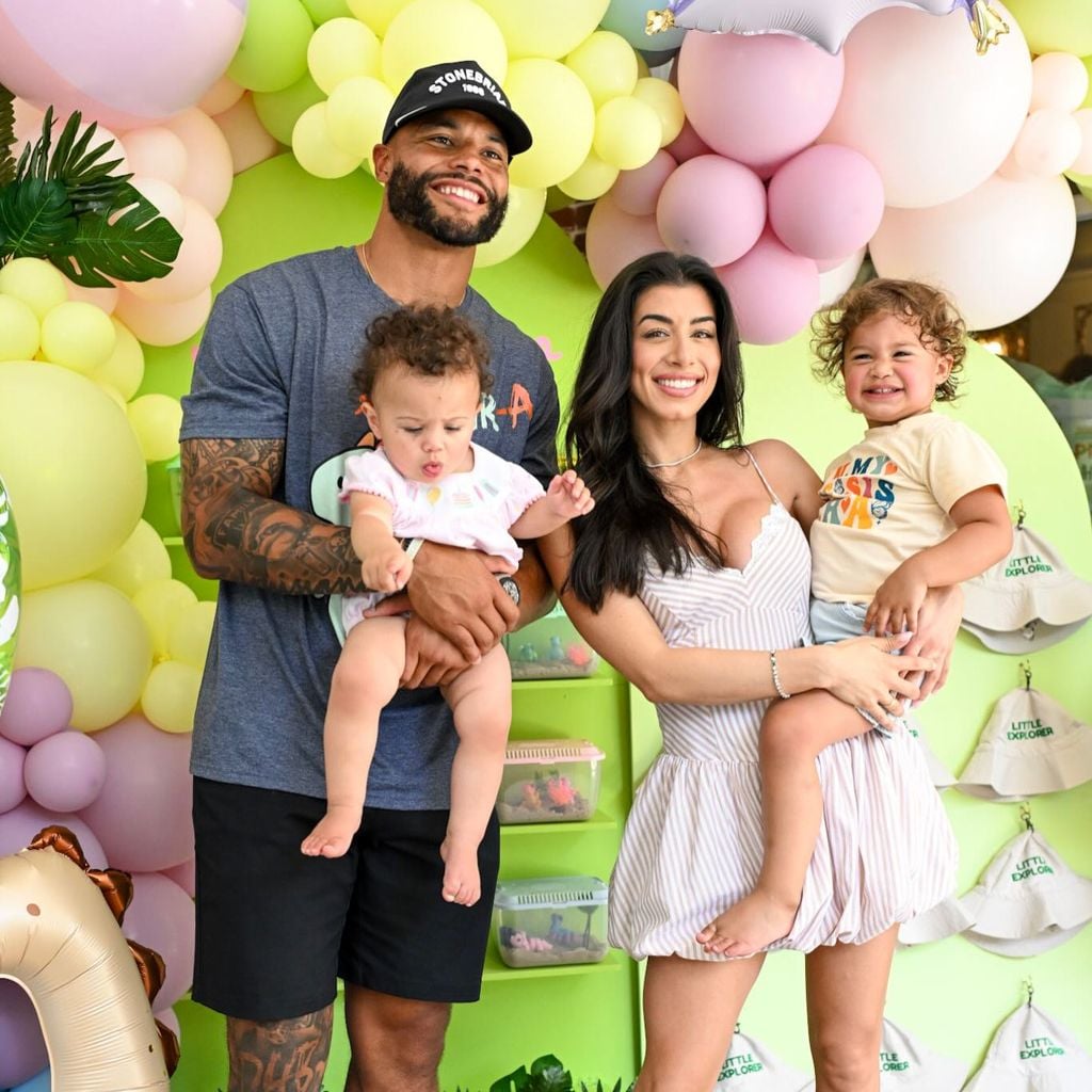 Dak Prescott und Sarah Jane Ramos mit ihren Töchtern