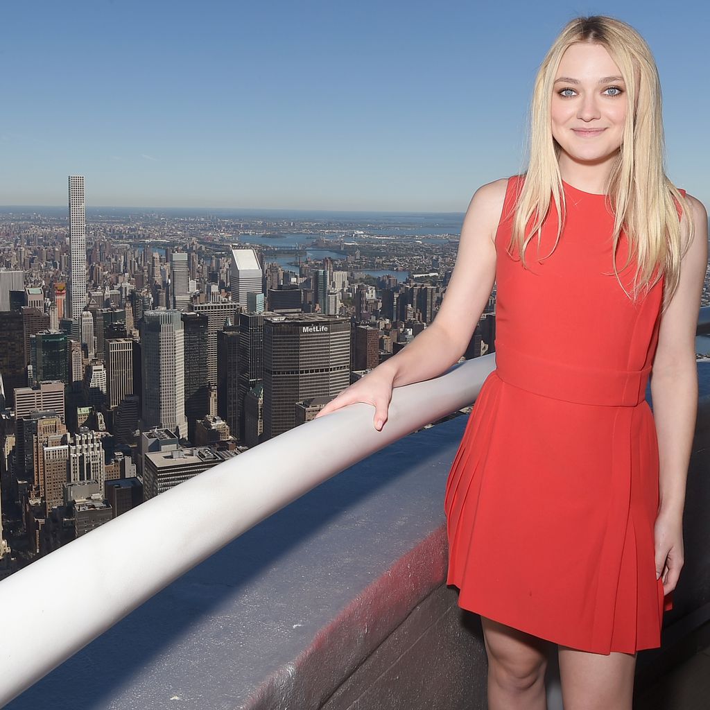 Dakota Fanning über den Dächern von New York