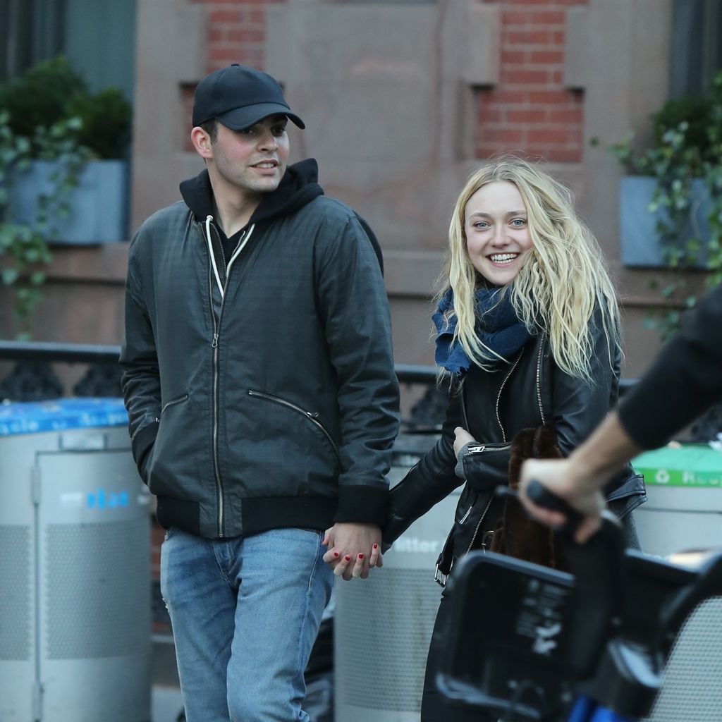 Dakota Fanning in männlicher Begleitung