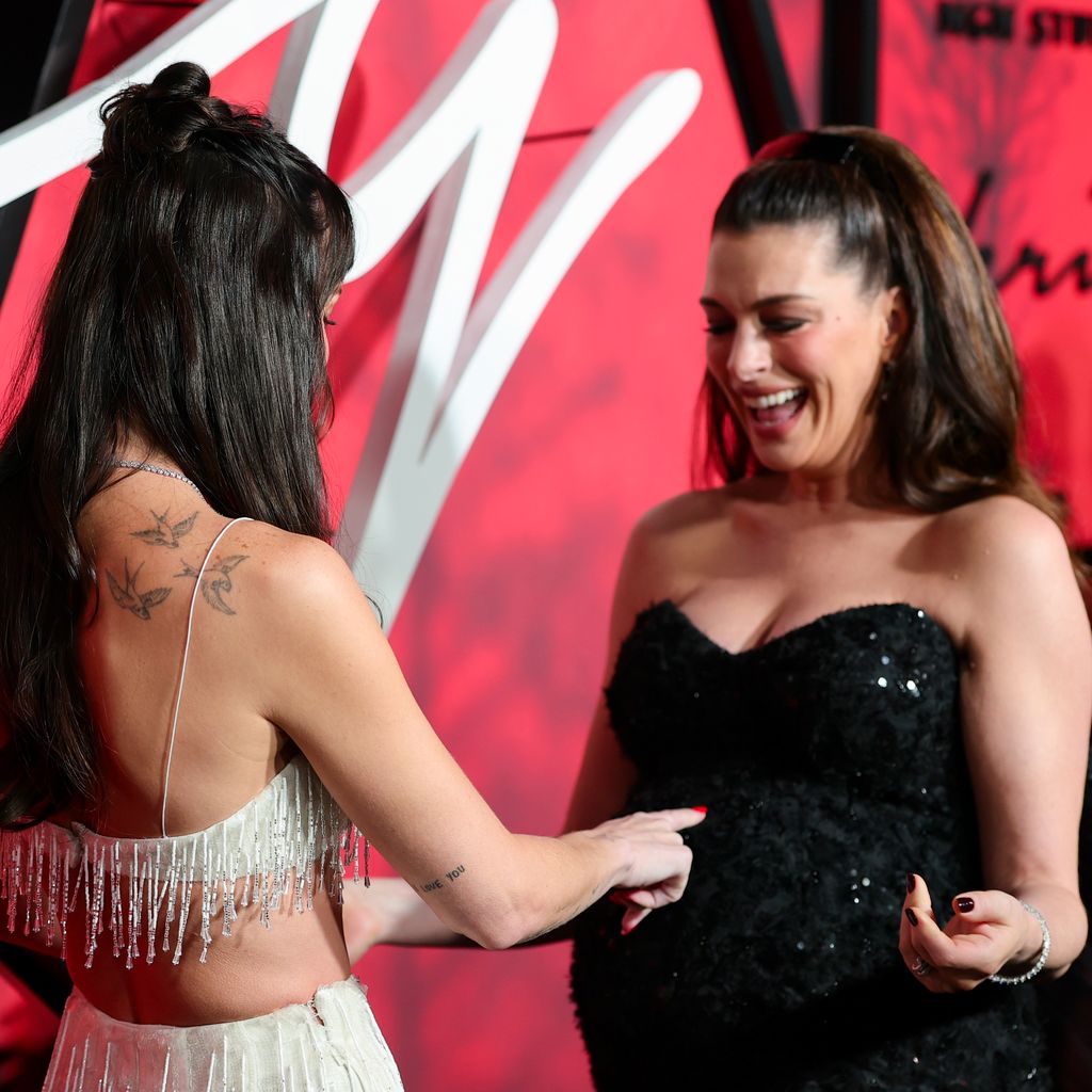 Dakota Johnson und Anne Hathaway bei der New-York-Premiere von "Verity" von Amazon MGM Studios im AMC Lincoln Square 13