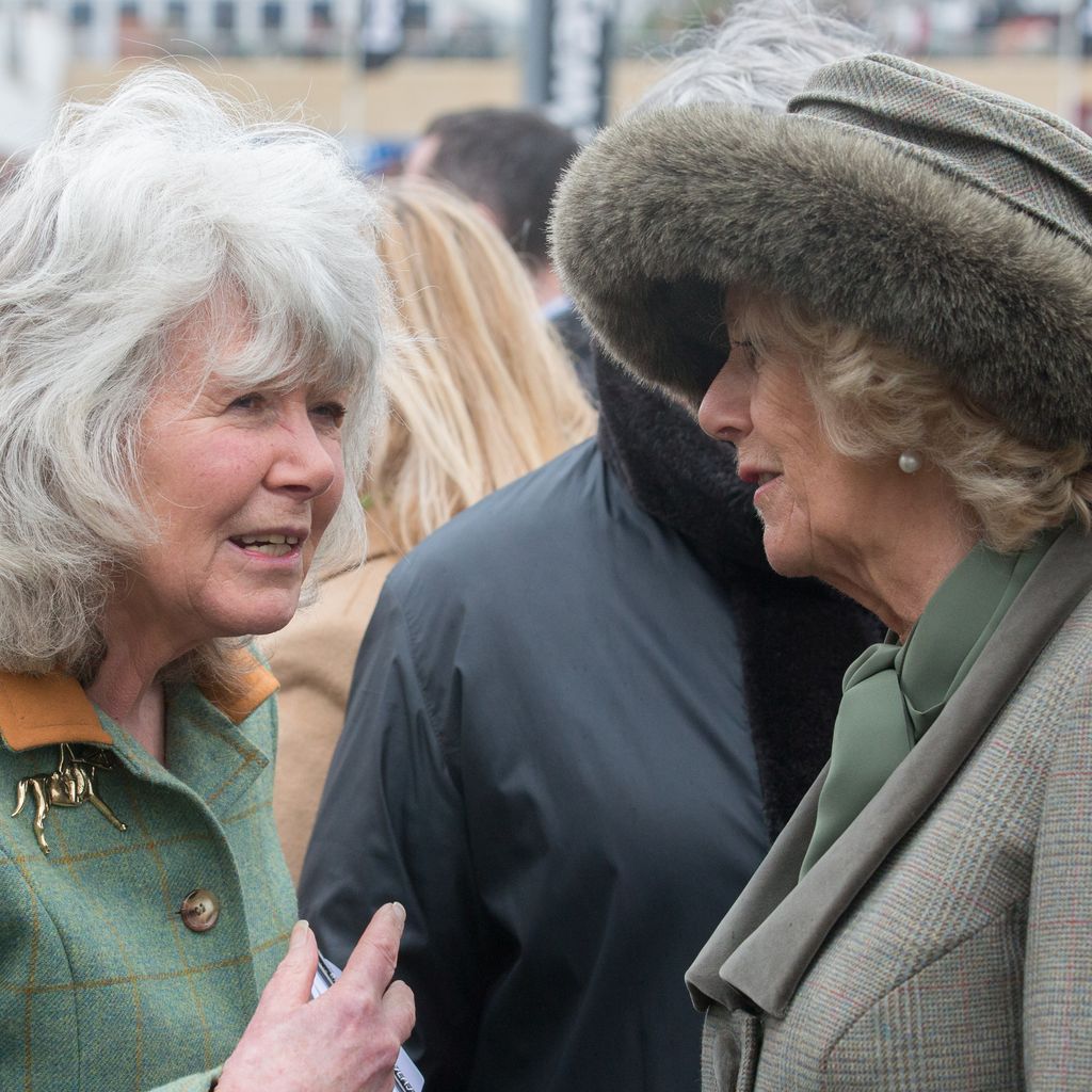 Dame Jilly Cooper und Königin Camilla beim Cheltenham Festival im März 2015
