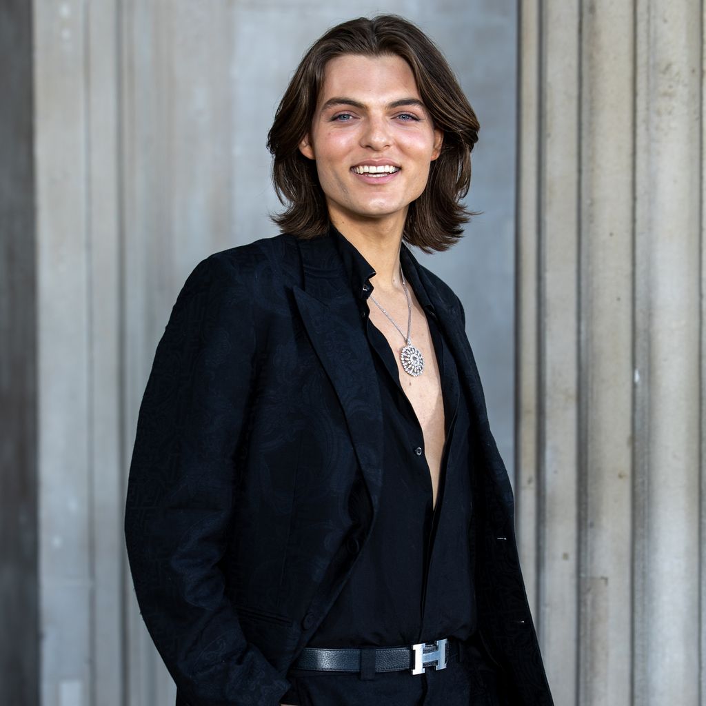 Damian Hurley strahlt