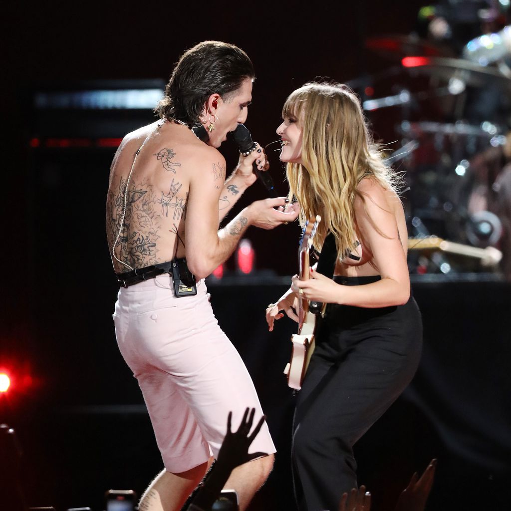 Damiano David und Victoria De Angelis bei einem Konzert in Paris