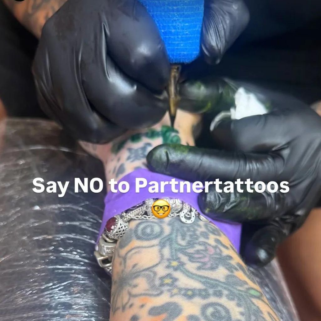Dana Diekmeier beim Tattoowierer, Mai 2026