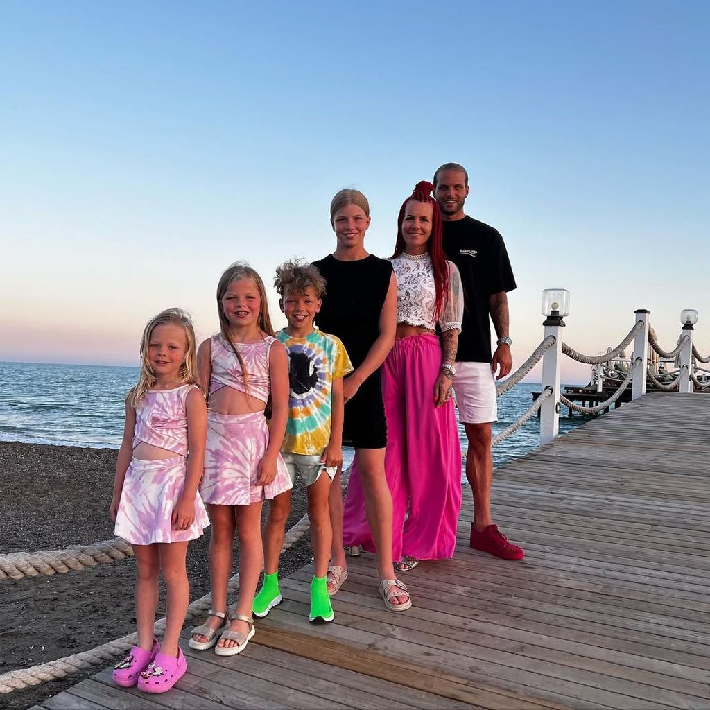 Dana und Dennis Diekmeier mit ihren Kindern, Juni 2023