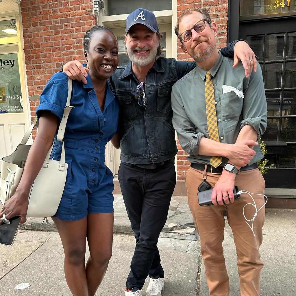 Danai Gurira und Andrew Lincoln mit "The Walking Dead"-Produzent Scott Gimpler