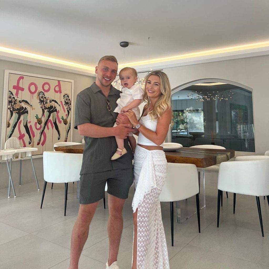 Dani Dyer mit ihrem Sohn und ihrem Freund