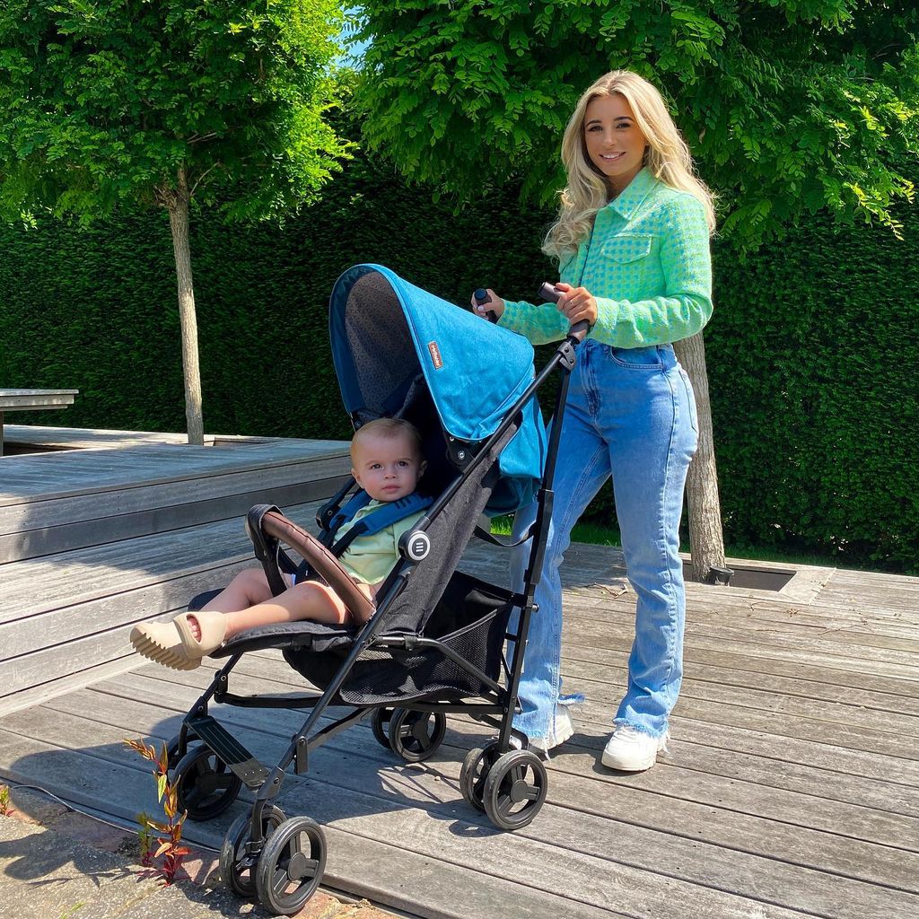 Dani Dyer und ihr Sohn im Juli 2022