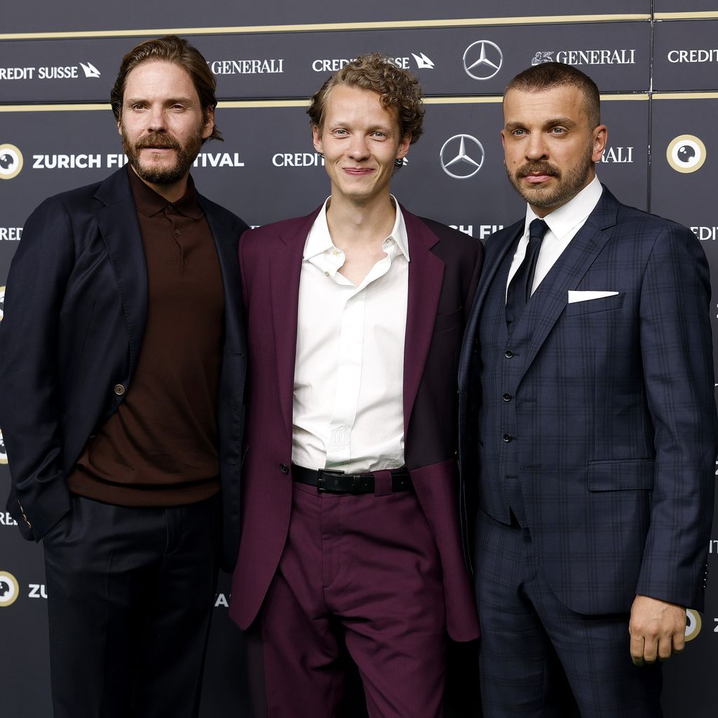 Die "Im Westen nichts Neues"-Stars Daniel Brühl, Felix Kammerer und Edin Hasanovic