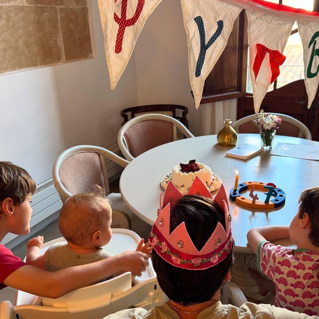 Daniel Brühl und seine drei Kinder im Juni 2025