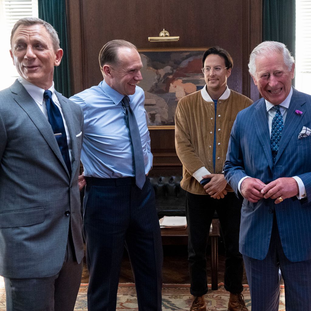 Daniel Craig, Ralph Fiennes, Cary Joji Fukunaga und Prinz Charles am "James Bond"-Set