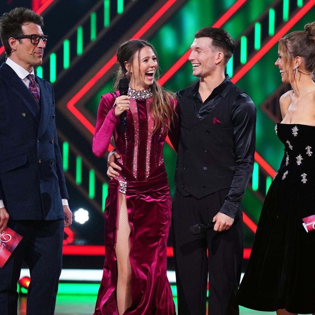 Daniel Hartwich, Ann-Kathrin Bendixen, Mikael Tatarkin und Victoria Swarovski bei "Let's Dance"