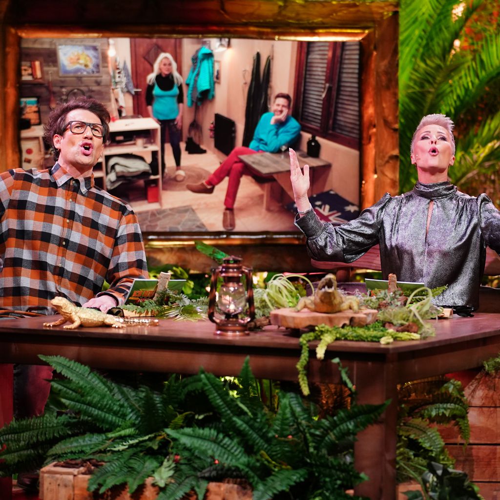 Daniel Hartwich und Sonja Zietlow mit Kandidatengruppe zwei in der Dschungelshow