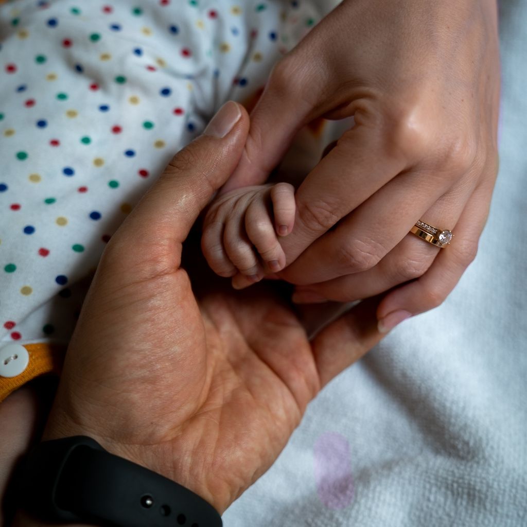 Daniel Lott mit der Hand seiner Tochter