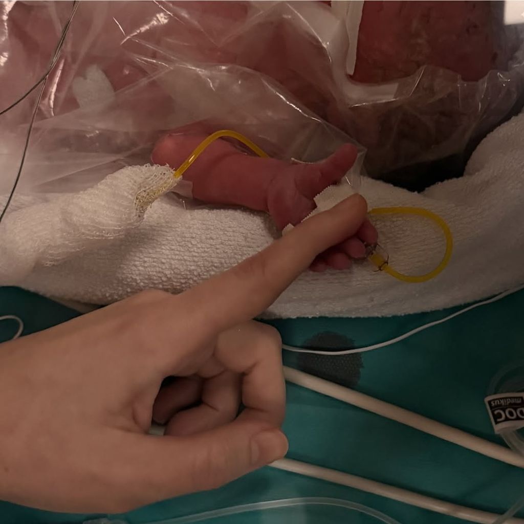 Daniel Lott mit seinem neugeborenen Sohn Leo, Februar 2026