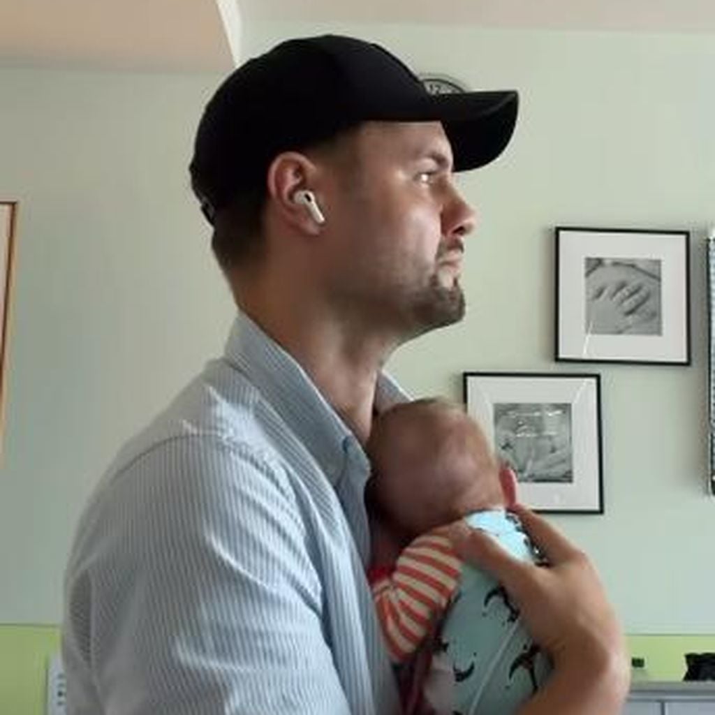 Influencer Daniel Lott mit Sohn Leo im Arm