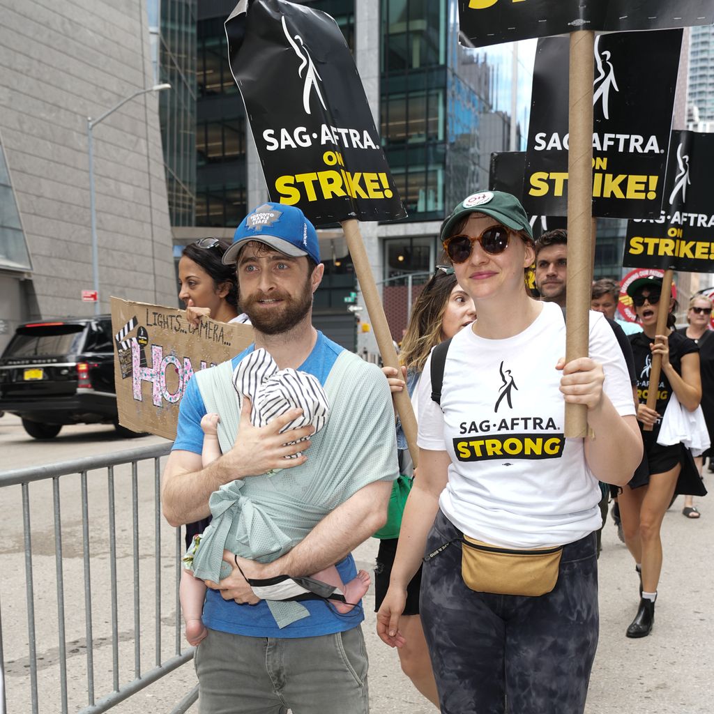 Daniel Radcliffe und Erin Darke mit ihrem Baby