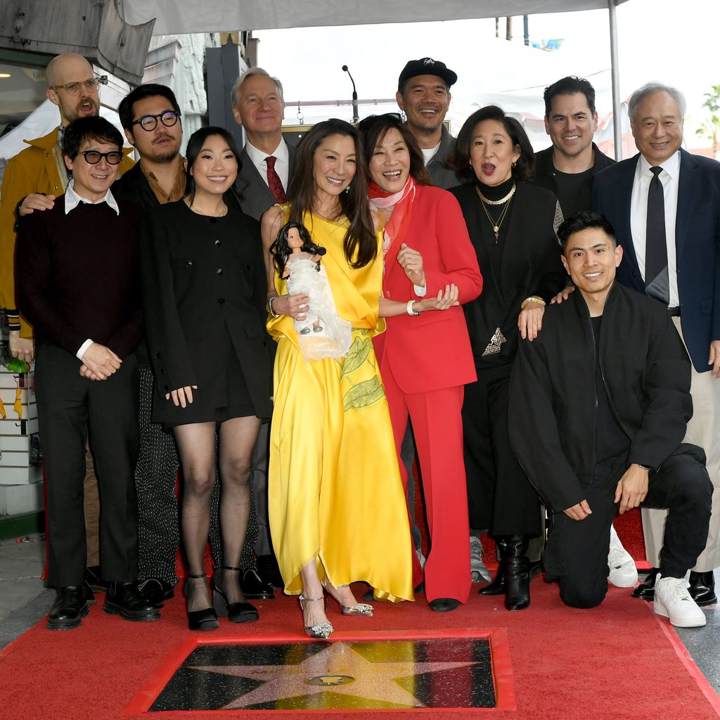 Michelle Yeoh feiert ihren Walk-of-Fame-Stern mit Ke Huy Quan, Awkwafina, Sandra Oh, Ang Lee, Daniel Kwan, Daniel Scheinert und weiteren Wegbegleitern