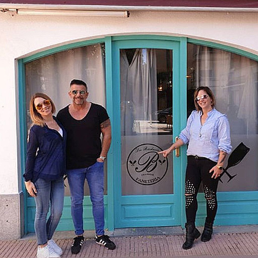 Daniela Büchner mit Tamara und Marco Gülpen im April 2019 vor ihrer Faneteria