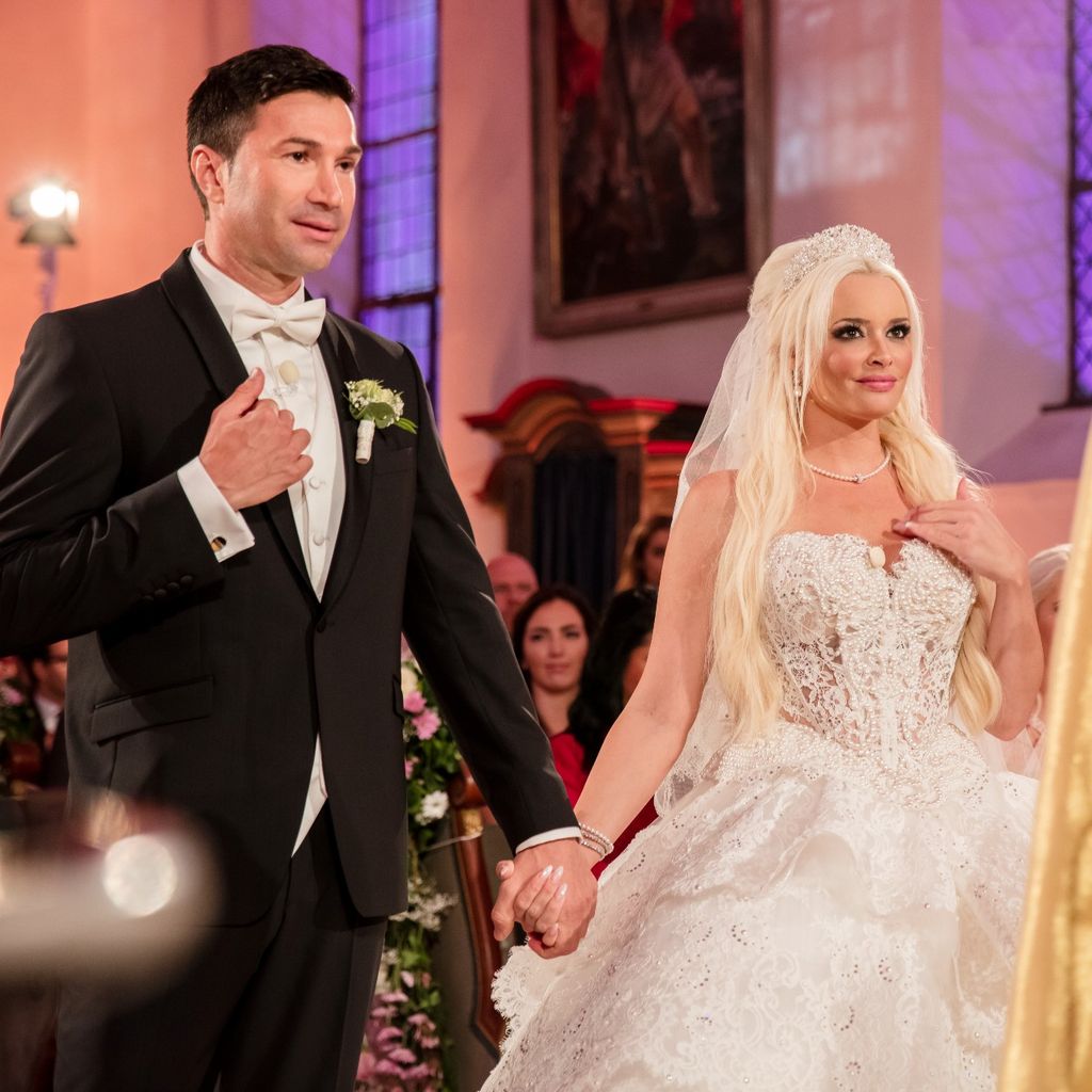 Daniela Katzenberger und Lucas Cordalis stehen am Altar