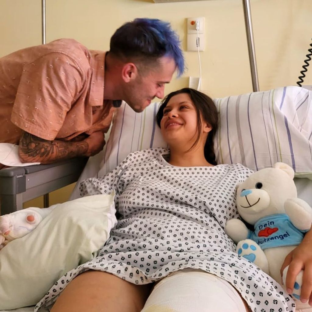 Daniele Negroni und seine Freundin Davina im Krankenhaus, Juli 2022