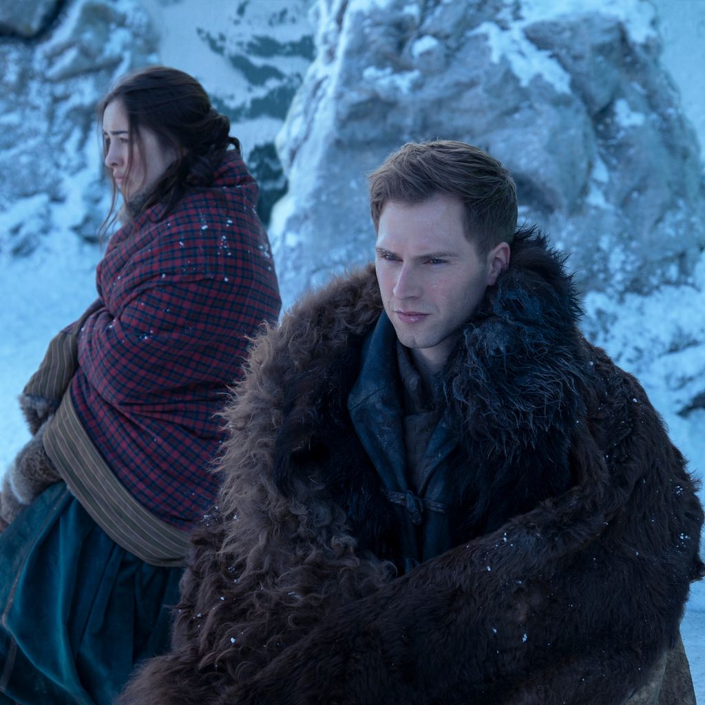 Danielle Galligan und Calahan Skogman in "Shadow And Bone"