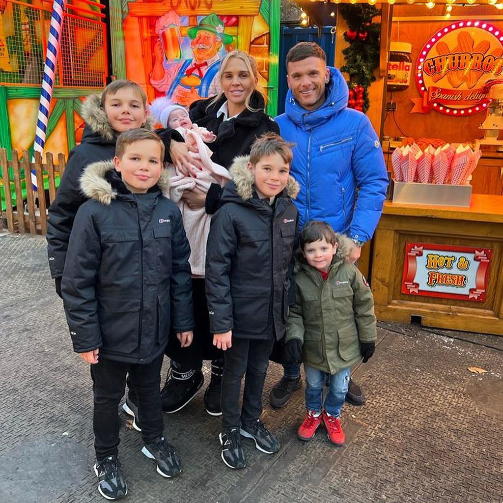 Danielle Lloyd mit ihrem Mann Michael O'Neill und den fünf Kids