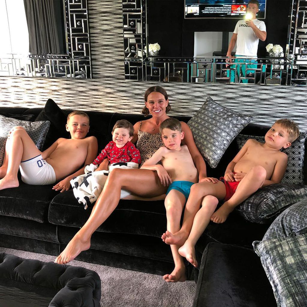 Danielle Lloyd mit ihren Söhnen