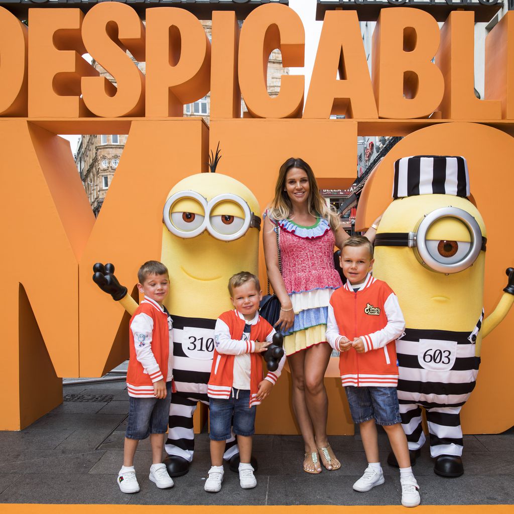 Danielle Lloyd mit ihren Söhnen in London