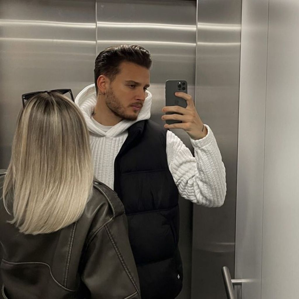 Danilo Sellaro mit einer Unbekannten im Aufzug, Dezember 2022