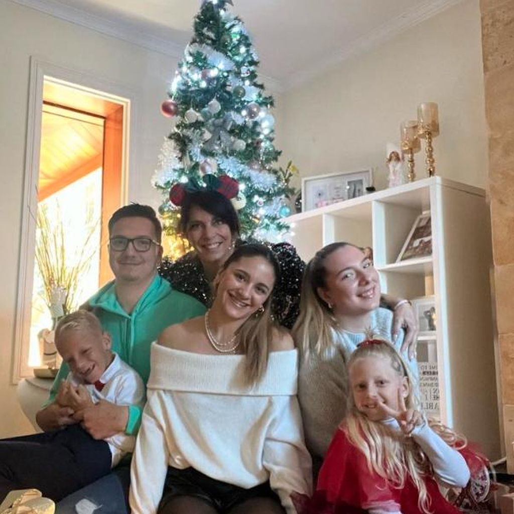 Danni Büchner mit ihrem Nachwuchs an Weihnachten