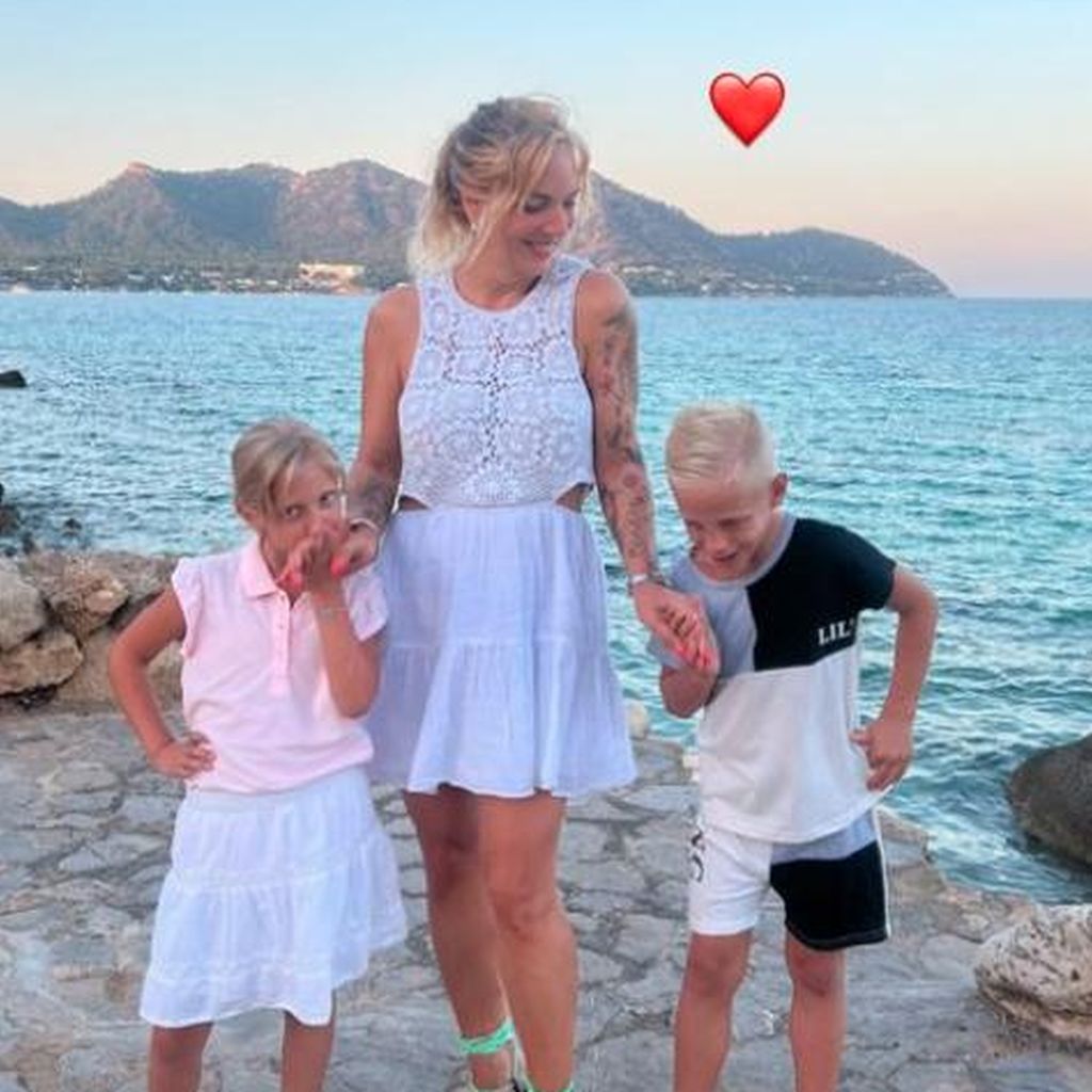 Danni Büchner mit ihren Zwillingen Diego und Jenna